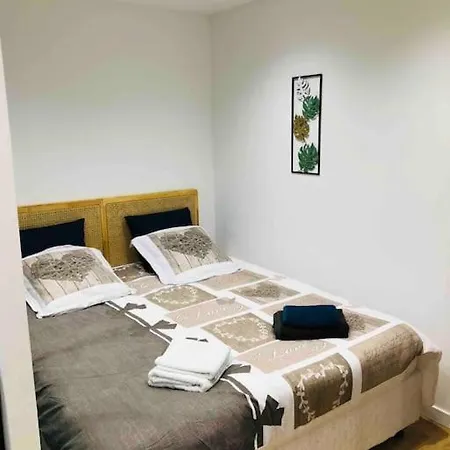 Maisonnette Avec Terrasse *